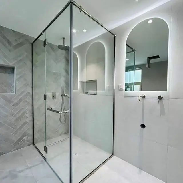 Luxury frameless 10mm tempered glass shower partition for a modern bathroom