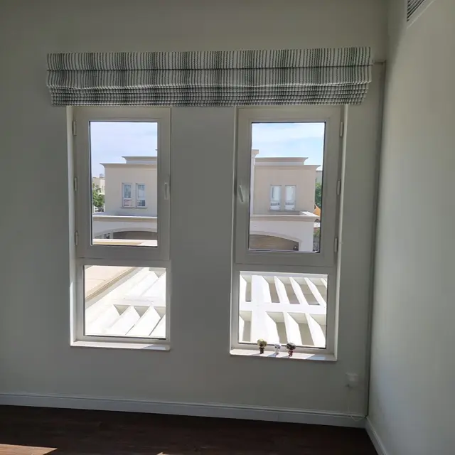 Side-hinged aluminium casement window with a high-security multi-point locking system