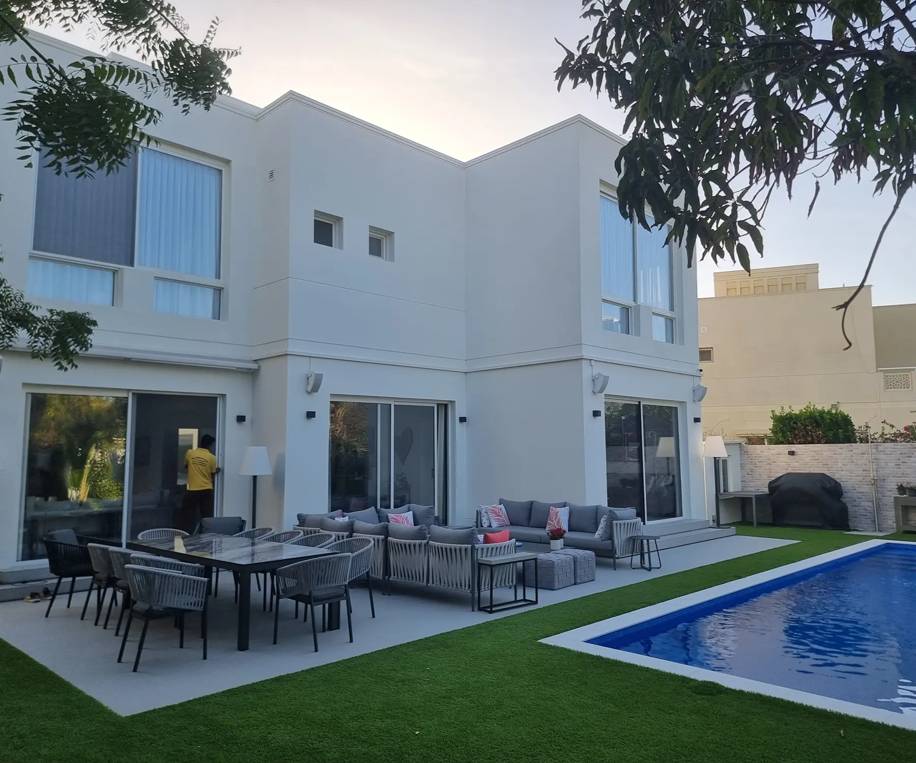 Horizontal aluminium sliding window with high-quality weather stripping for dust-proof performance.