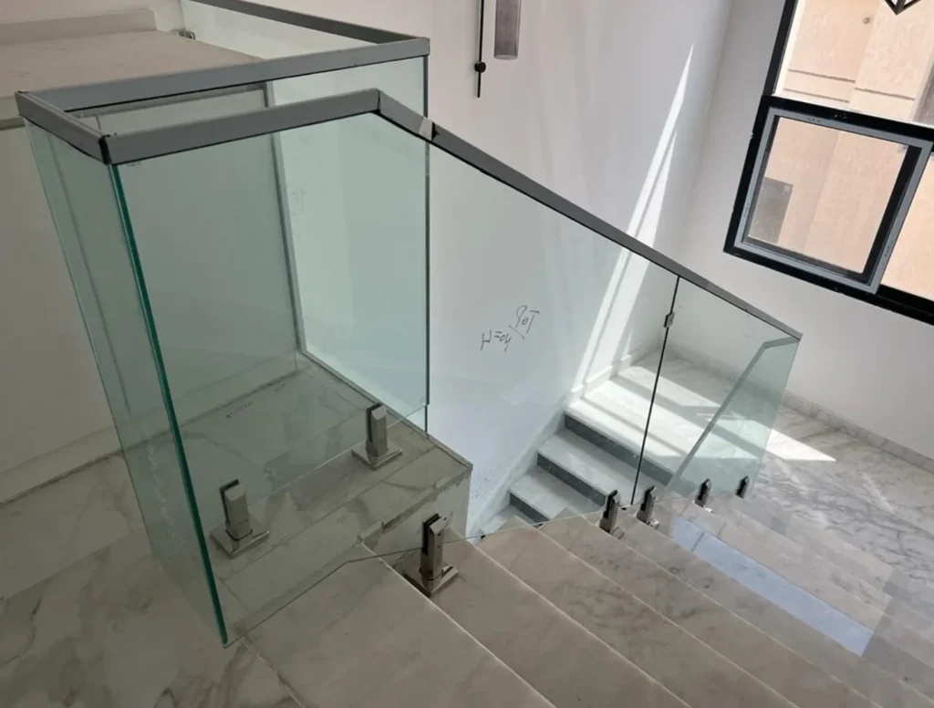 Glass balustrade with a durable square aluminium top rail for added grip and safety on balconies.