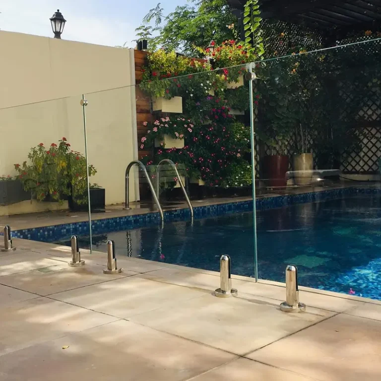 High-transparency pool safety glass fence with floor-mounted aluminium channels.