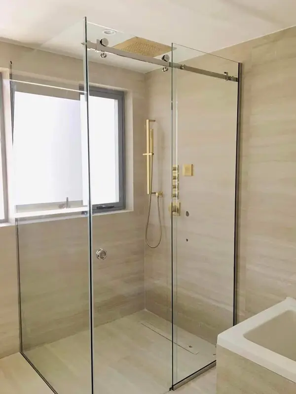 Space-saving sliding glass shower door for luxury apartments in Dubai.