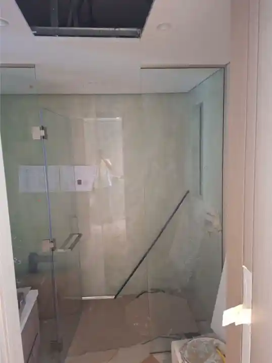 Frameless shower glass partition in Meadows 2 Dubai villa
