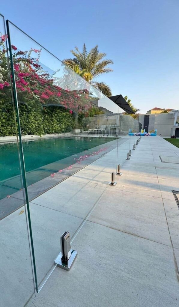 Glass fence for pool